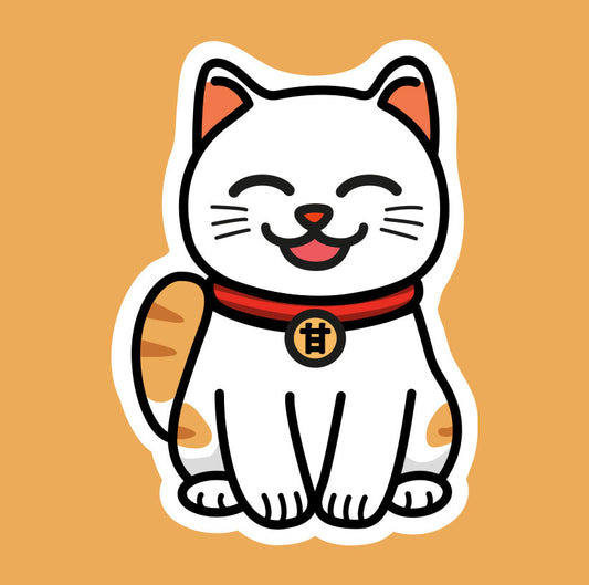 Illustration d'un chat Maneki neko blanc souriant avec oreilles orange, collier rouge et médaillon doré sur fond blanc
